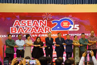 Đại sứ các nước ASEAN tại Campuchia chụp ảnh lưu niệm cùng Phó Thủ tướng, Bộ trưởng Ngoại giao và Hợp tác Quốc tế Campuchia Prak Sokhonn. (Ảnh: ĐINH TRƯỜNG)