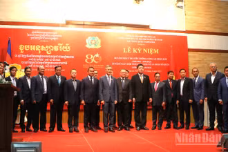Các đại biểu chụp ảnh lưu niệm tại Lễ kỷ niệm.