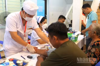 Các y, bác sĩ ân cần khám bệnh cho người dân. (Ảnh: HUY VŨ)