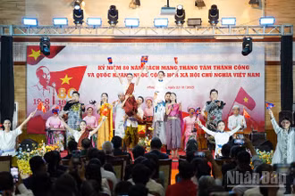 Các đại biểu thưởng thức chương trình văn nghệ tại buổi lễ. (Ảnh: ĐINH TRƯỜNG)