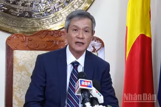 Đại sứ Nguyễn Minh Vũ trả lời phỏng vấn các cơ quan báo chí nhân kỷ niệm 58 năm Ngày Thiết lập quan hệ ngoại giao Việt Nam-Campuchia.