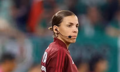 Trọng tài thứ tư Stephanie Frappart làm nhiệm vụ trong trận đấu ở bảng C - World Cup 2022 giữa Ba Lan và Mexico trên SVĐ 974 ở Doha, Qatar. (Ảnh: Reuters)
