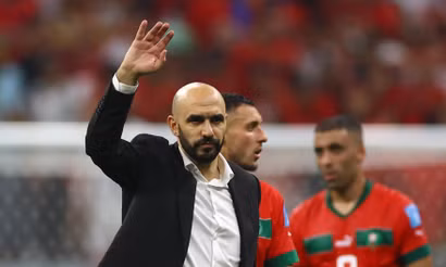 Huấn luyện viên Walid Regragui tri ân người hâm mộ tới sân cổ vũ đội tuyển Maroc sau trận bán kết. (Ảnh: Reuters)
