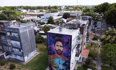 Bức tranh tường khổng lồ về ngôi sao Lionel Messi gần ngôi nhà nơi anh sinh ra ở Rosario, Argentina. (Ảnh: Reuters)