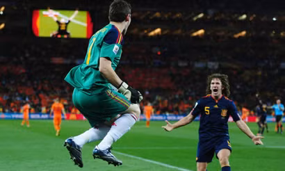 Iker Casillas (bìa trái) và Carles Puyol ăn mừng sau khi Tây Ban Nha giành chiến thắng trận chung kết World Cup tại Nam Phi năm 2010. (Ảnh: FIFA)