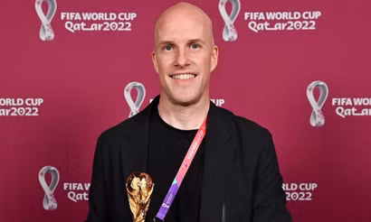 Grant Wahl trong một tấm hình lưu niệm tại World Cup 2022. (Ảnh: NYPost)