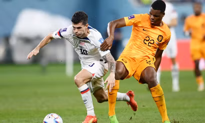 Pulisic tranh chấp bóng cùng Dumfries. (Ảnh: Reuters) 