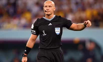 Trọng tài người Ba Lan - ông Szymon Marciniak. (Ảnh: Goal)