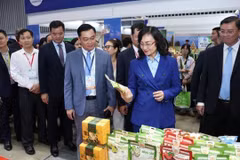 Thứ trưởng Công thương Phan Thị Thắng và các đại biểu tham quan gian hàng sản phẩm của doanh nghiệp tại Diễn đàn Xuất khẩu 2026 và Triển lãm Kết nối chuỗi cung ứng hàng hóa quốc tế. (Ảnh: CỘNG TÁC VIÊN)