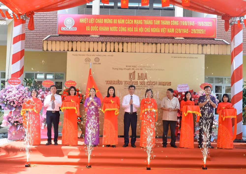 Các đại biểu thực hiện nghi thức cắt băng, chính thức mở cửa trưng bày chủ đề "Cổ Loa – Truyền thống và cách mạng"