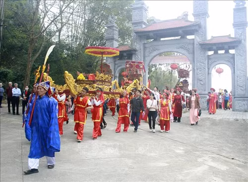 Lễ rước kiệu tại Lễ hội truyền thống động Hoa Lư, xã Gia Hưng, huyện Gia Viễn, tỉnh Ninh Bình Lễ rước kiệu tại Lễ hội truyền thống động Hoa Lư, xã Gia Hưng, huyện Gia Viễn, tỉnh Ninh Bình