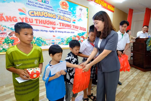 Lãnh đạo xã Thiện Hưng, thành phố Đồng Nai trao quà cho các cháu thiếu nhi. (Ảnh: Nhất Sơn)