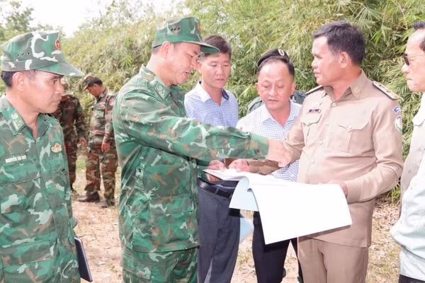 Lực lượng chức năng hai bên trao đổi thông tin trên bản đồ.