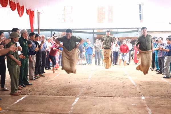 Nhân dân tỉnh Đồng Nai phấn khởi tham gia các trò chơi tại Ngày hội “Đại đoàn kết toàn dân tộc”.