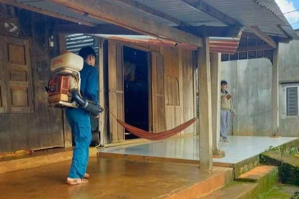 Các địa phương thành phố Đồng Nai chủ động phun hóa chất diệt muỗi (Ảnh: NS)