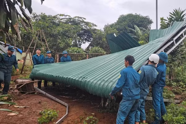 Lực lượng dân quân xã Bù Gia Mập giúp nhân dân khắc phục hậu quả thiên tai. (Ảnh: CTV)