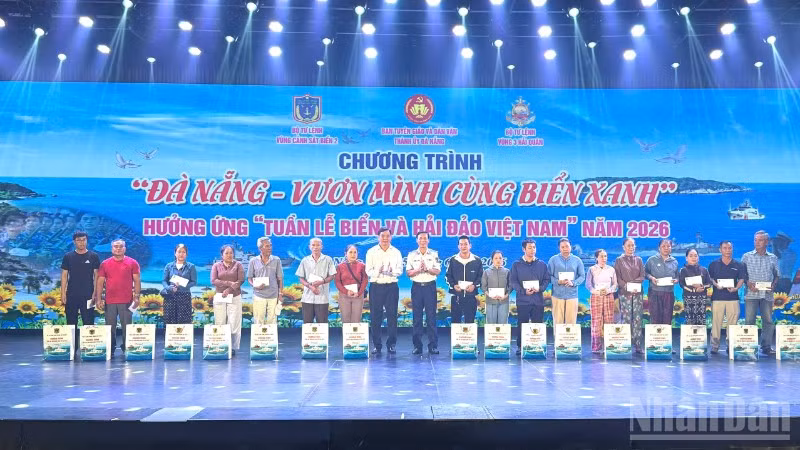 Các đại biểu trao quà cho ngư dân có hoàn cảnh khó khăn tại chương trình.