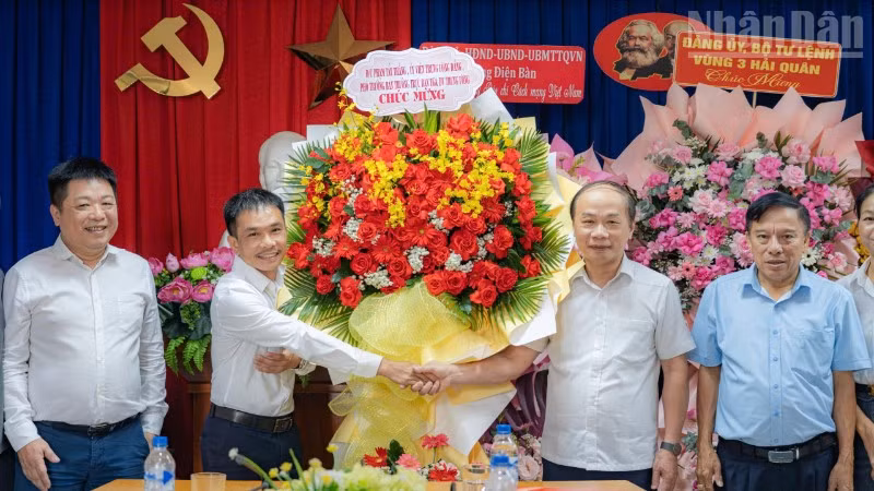 Đồng chí Phạm Tất Thắng, Ủy viên Trung ương Đảng, Phó Trưởng ban Thường trực Ban Tuyên giáo và Dân vận Trung ương (thứ 2 từ phải qua) thăm, chúc mừng Cơ quan Đại diện Báo Nhân Dân tại miền trung-Tây Nguyên.