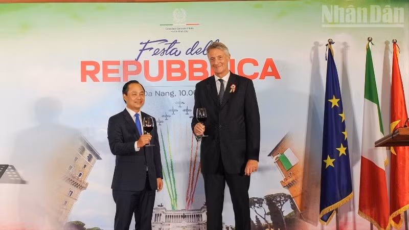 Các đại biểu tại buổi Lễ kỷ niệm 79 năm Quốc khánh Cộng hòa Italia.