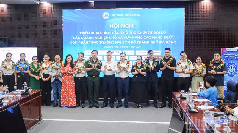 Đà Nẵng trao hoa cho các doanh nghiệp công nghệ số cam kết hỗ trợ doanh nghiệp nhỏ và vừa chuyển đổi số.