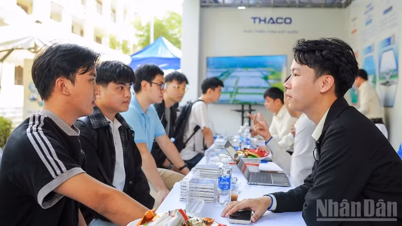 Sinh viên Trường đại học Bách khoa, Đại học Đà Nẵng tìm hiểu doanh nghiệp tại Ngày hội việc làm Bách khoa - DUT Job Fair2026.