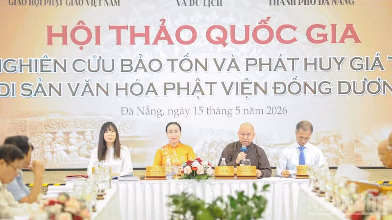 Các đại biểu chủ trì hội thảo khoa học quốc gia “Nghiên cứu bảo tồn và phát huy giá trị di sản văn hóa Phật viện Đồng Dương”.