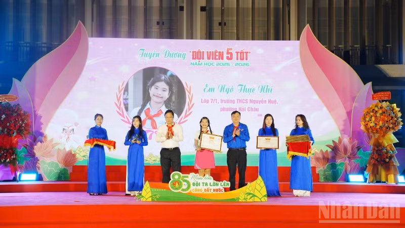 Lễ tuyên dương, khen thưởng các tập thể, cá nhân xuất sắc đạt các giải thưởng.