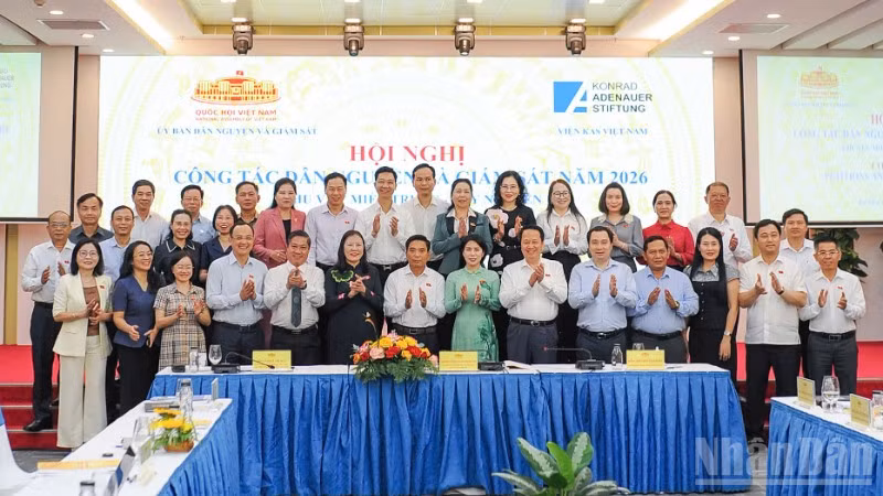 Phó Chủ tịch Quốc hội Nguyễn Doãn Anh cùng các đại biểu tại hội nghị.