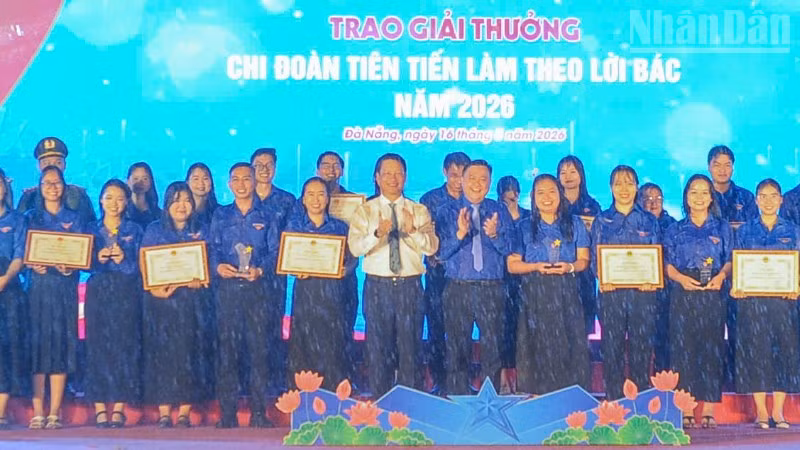 Lễ tuyên dương Thanh niên tiên tiến làm theo lời Bác và Chi đoàn tiên tiến làm theo lời Bác năm 2026 trong cơn mưa lớn bất chợt.