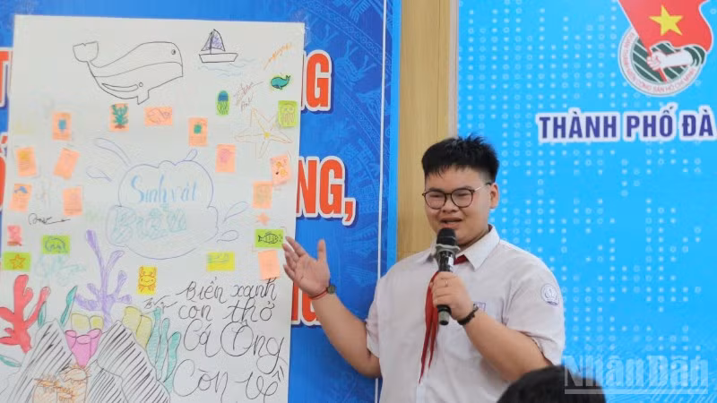 Các bạn học sinh trình bày dự án trong khuôn khổ dự án “Tuổi trẻ Đà Nẵng - Hành động xanh vì biển quê hương” năm 2026.