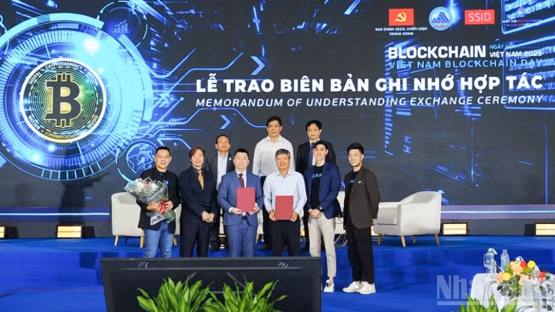 Lễ trao các bản ghi nhớ hợp tác trong lĩnh vực Blockchain giữa thành phố Đà Nẵng và các đối tác.
