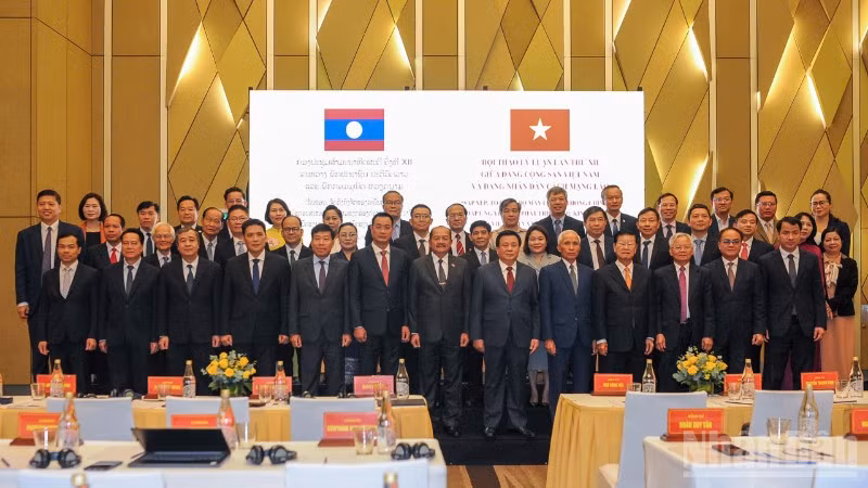 Các đại biểu tại hội thảo chụp hình lưu niệm.