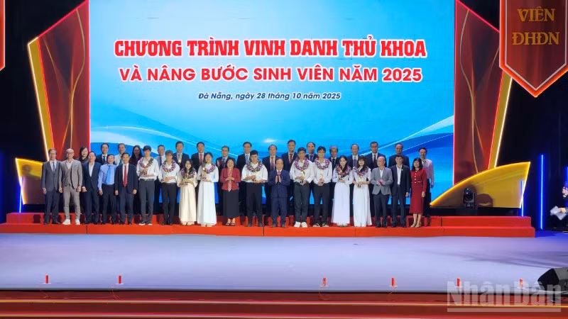 Các đại biểu chụp hình lưu niệm với 9 thủ khoa của các cơ sở đào tạo thành viên của Đại học Đà Nẵng. 