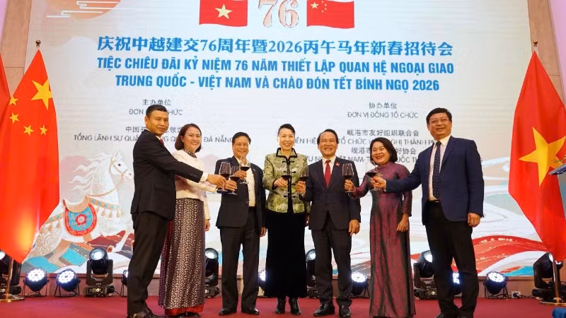 Các đại biểu thực hiện nghi thức khai mạc.