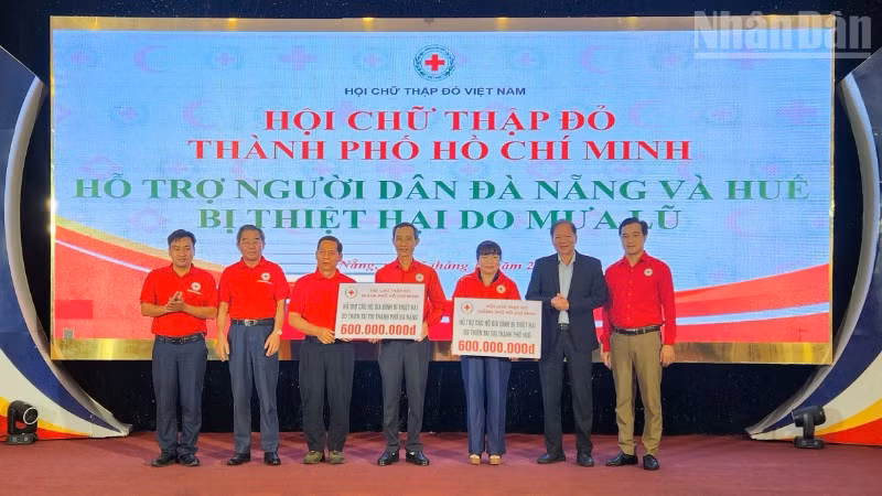 Hội Chữ thập đỏ Thành phố Hồ Chí Minh trao hỗ trợ người dân Đà Nẵng và Huế bị thiệt hại do mưa lũ.