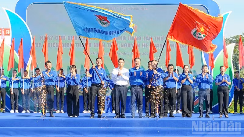 Các đại biểu thực hiện nghi thức phát động lễ ra quân Chiến dịch Thanh niên tình nguyện Hè năm 2026.