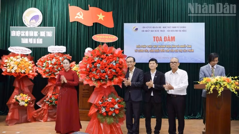 Phó Chủ tịch Ủy ban nhân dân thành phố Đà Nẵng Nguyễn Thị Anh Thi tặng hoa chúc mừng tọa đàm.