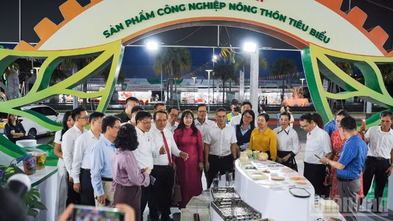 Các đại biểu tham quan Hội chợ triển lãm sản phẩm công nghiệp nông thôn - Khơi nguồn đổi mới, thúc đẩy thương hiệu Việt năm 2026.