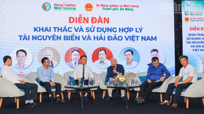 Các đại biểu tham gia thảo luận tại Diễn đàn về khai thác và sử dụng hợp lý tài nguyên biển và hải đảo Việt Nam.