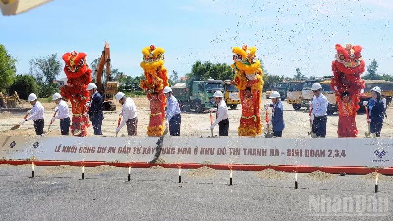 Các đại biểu thực hiện nghi thức khởi công dự án.