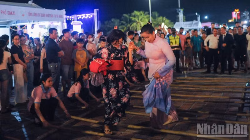 Phó Chủ tịch Ủy ban nhân dân thành phố Đà Nẵng Nguyễn Thị Anh Thi giao lưu văn hóa với đại biểu Nhật Bản.