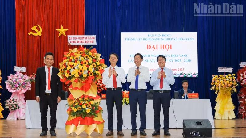 Đại diện lãnh đạo xã Hòa Vang tặng hoa chúc mừng Đại hội.