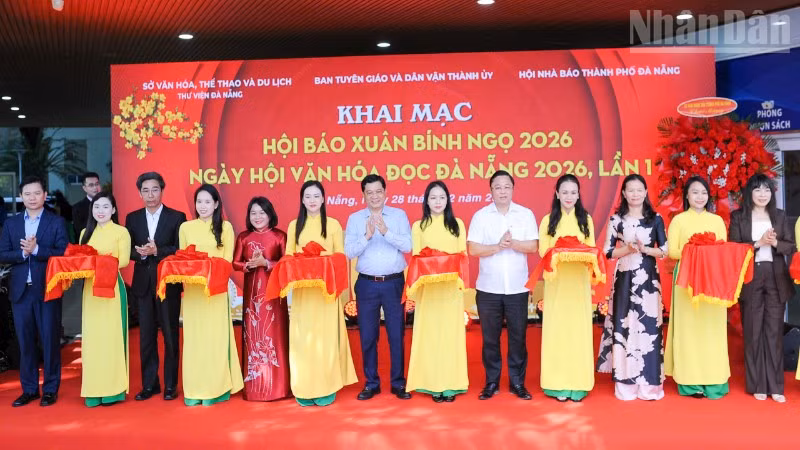 Các đại biểu thực hiện nghi thức cắt băng khai mạc.