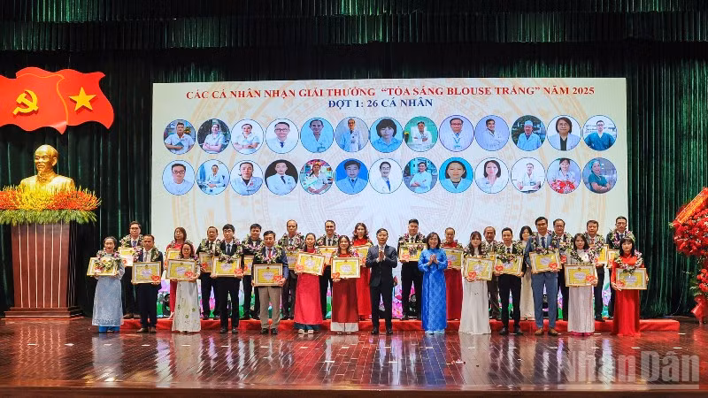Các cá nhân nhận giải thưởng “Tỏa sáng Blouse trắng” năm 2025