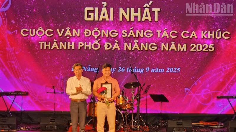 Phó Chủ tịch Ủy ban nhân dân thành phố Đà Nẵng Trần Chí Cường trao Giải Nhất cho tác giả Nguyễn Phước Vũ Bảo.