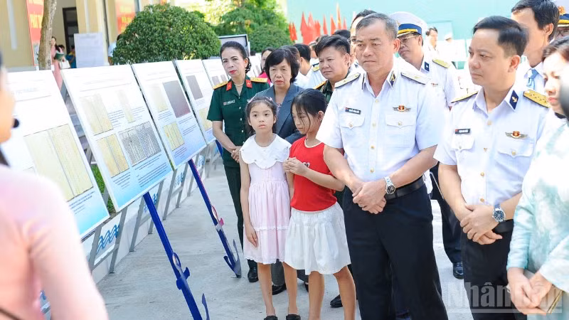 Thủ trưởng Bộ Tư lệnh Vùng 3 Hải quân và các đại biểu tham quan triển lãm “Hoàng Sa, Trường Sa - Biển, đảo thiêng liêng”.