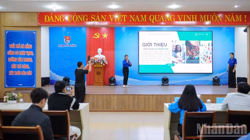 Đoàn viên thanh niên thuyết trình dự án đổi mới sáng tạo vì cộng đồng.
