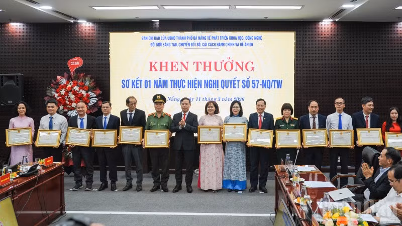 Chủ tịch Ủy ban nhân dân thành phố Đà Nẵng Phạm Đức Ấn tặng bằng khen cho các tập thể và cá nhân trong triển khai Nghị quyết số 57-NQ/TW.