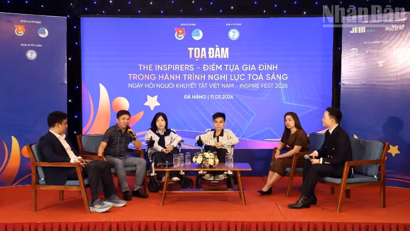 Tọa đàm “The Inspirers – Điểm tựa gia đình trong hành trình nghị lực tỏa sáng” tại chương trình.