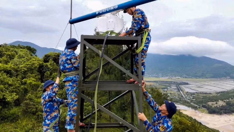 Cán bộ, chiến sĩ Trạm ra-đa 535 (tỉnh Quảng Trị) gia cố các trang bị.